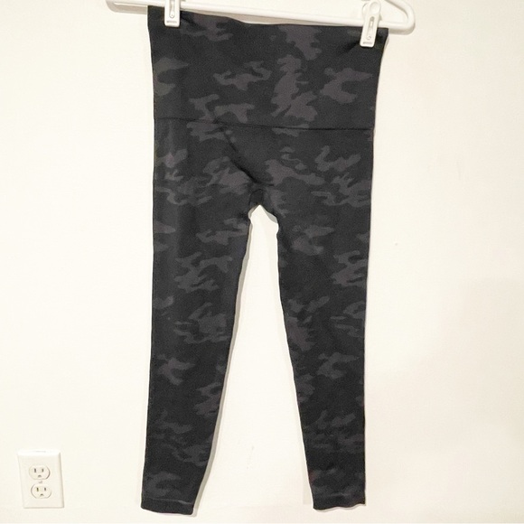 Spanx Women's Look At Me Now Seamless Leggings Camo Black Gray Size Medium - Picture 4 of 4